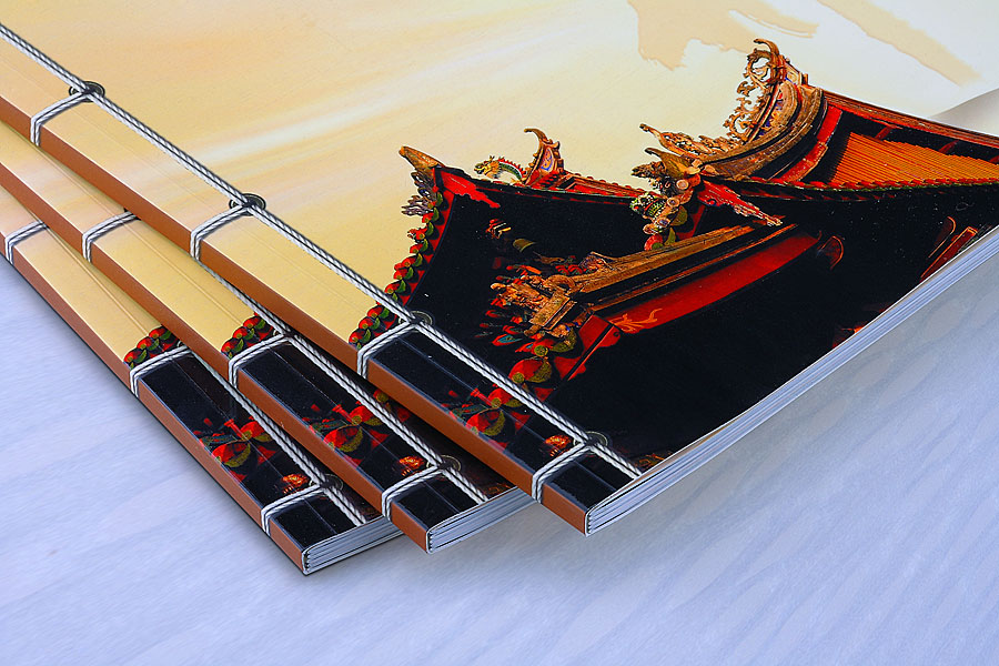 黑眼睛廣告為靈光寺景區(qū)設(shè)計(jì)印刷的大型畫冊之封面模擬古法線裝效果展示