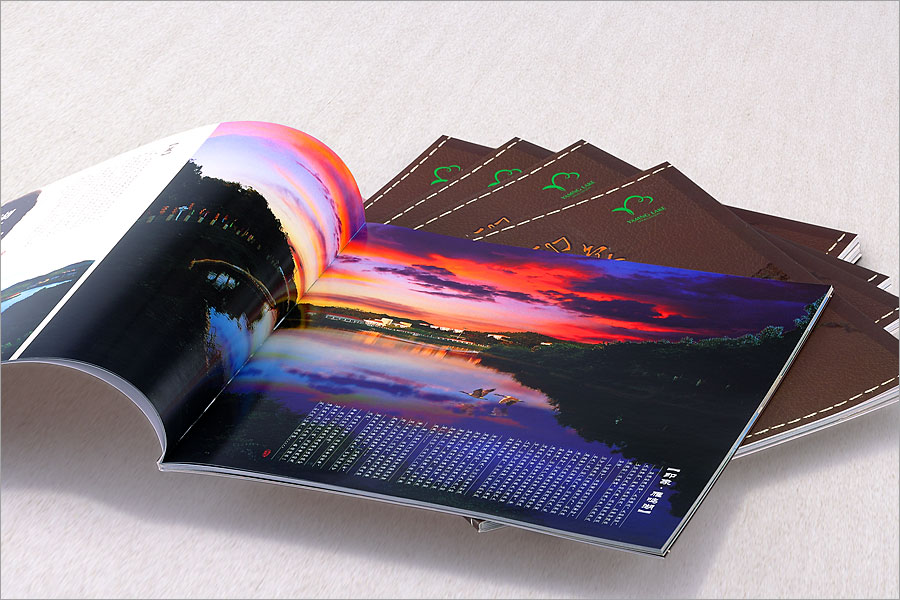 黑眼睛廣告為新版雁鳴湖旅游度假村大型畫冊設(shè)計的內(nèi)頁實(shí)拍效果