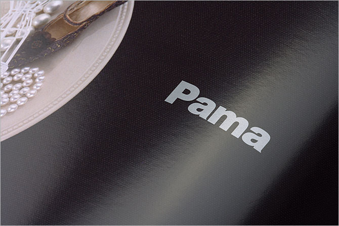 黑眼睛廣告為Pama印刷的產品畫冊內頁實拍效果，印刷工藝為CMYK+專銀（五色印刷）