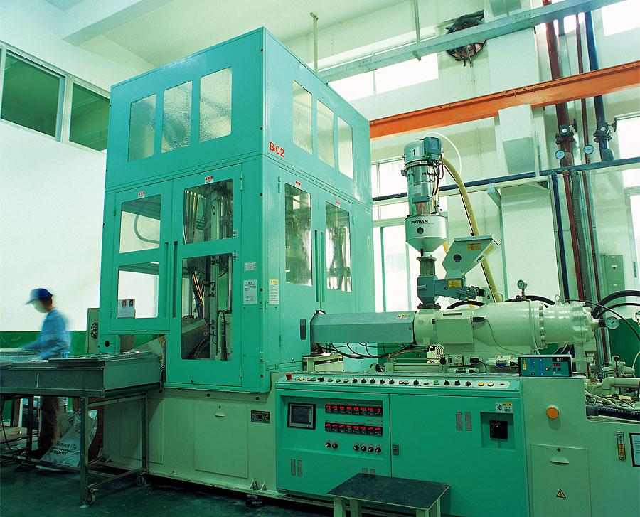 黑眼睛廣告為新興塑膠形象目錄設(shè)計而拍攝的工廠內(nèi)景機(jī)械設(shè)備之青木機(jī)