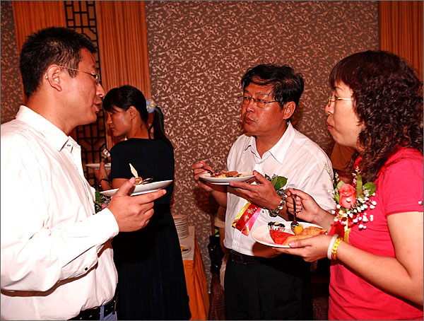 黑眼睛廣告公司文總和黃秘書長、宣傳部劉部長親切交談