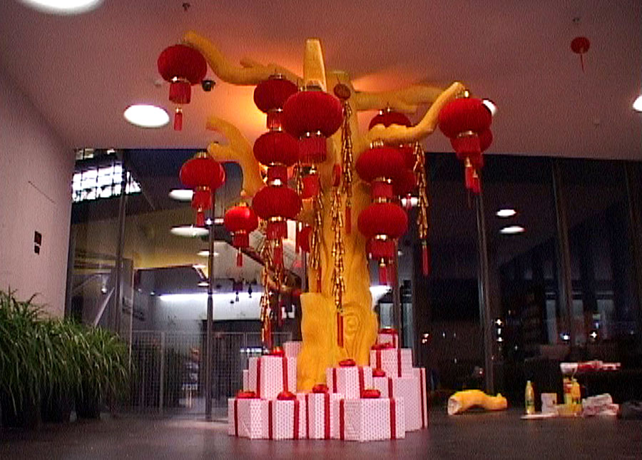 萬科新年氣氛營造方案-地產總部大堂燈籠樹堆放禮物和掛滿燈籠、鞭炮的完整效果